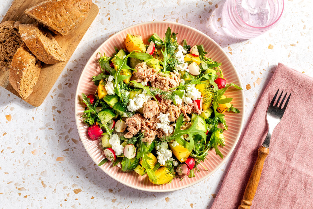 Thunfisch und Feta auf Kartoffelsalat dazu knuspriges Vollkornbaguette