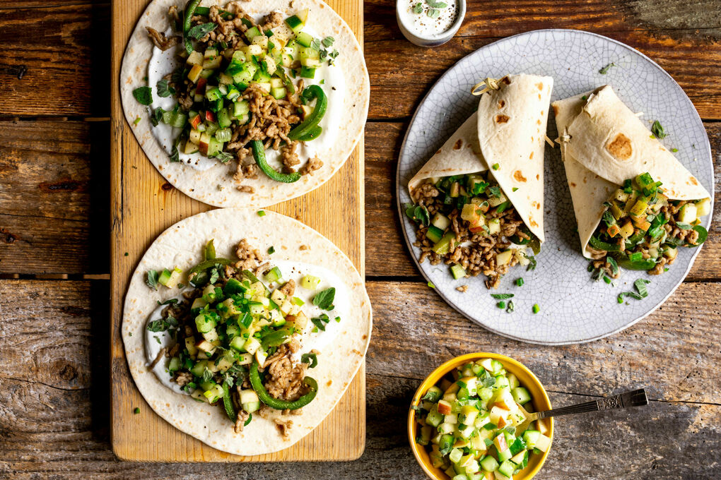 Tex-Mex-Wraps mit Schweinehack mit Paprika und Apfel-Gurken-Salsa