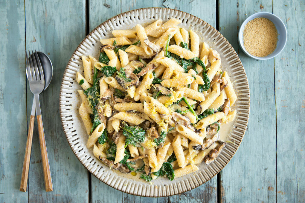 Vegane Shiitake-Spinat-Pasta in cremiger Miso-Cashew-Sauce