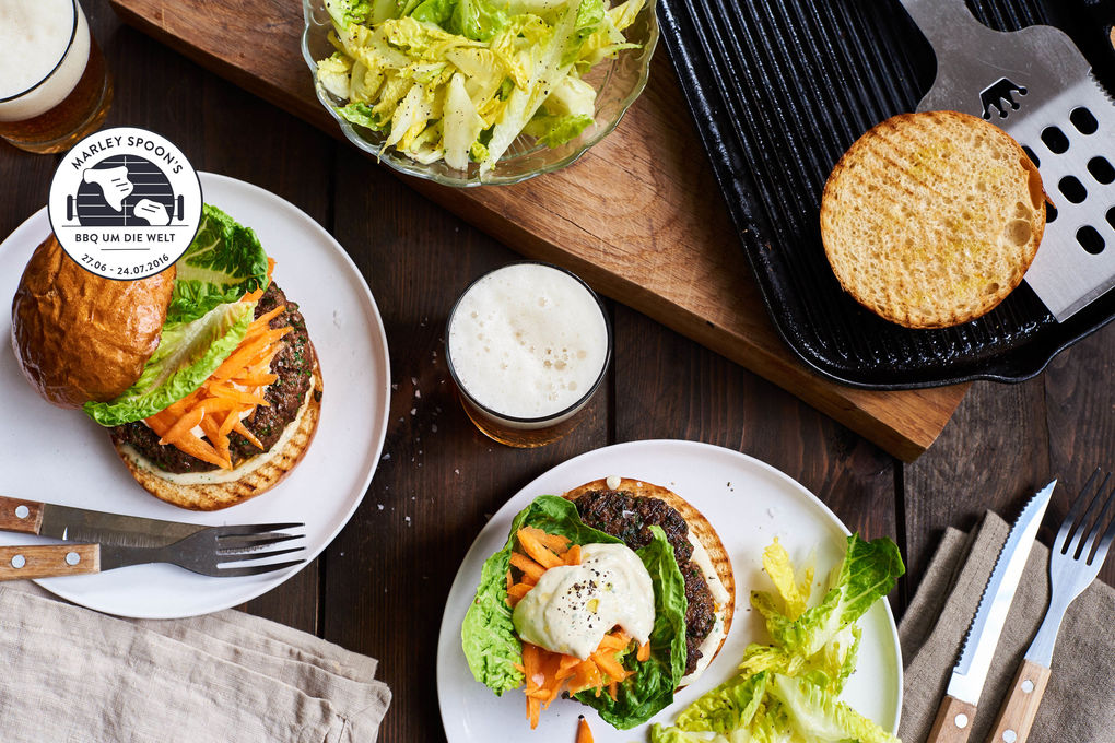 Pikante Beef-Burger mit Tahini-Joghurt-Sauce