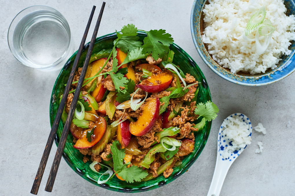 Asiatische Schweinehack-Pfanne mit Nektarinen und Sushireis