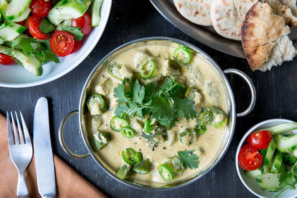Indisches Cashew-Curry mit Okraschoten und Naan-Brot