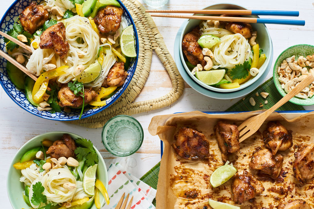 Chinesisches Teriyaki-Hühnchen mit buntem Reisnudel-Salat