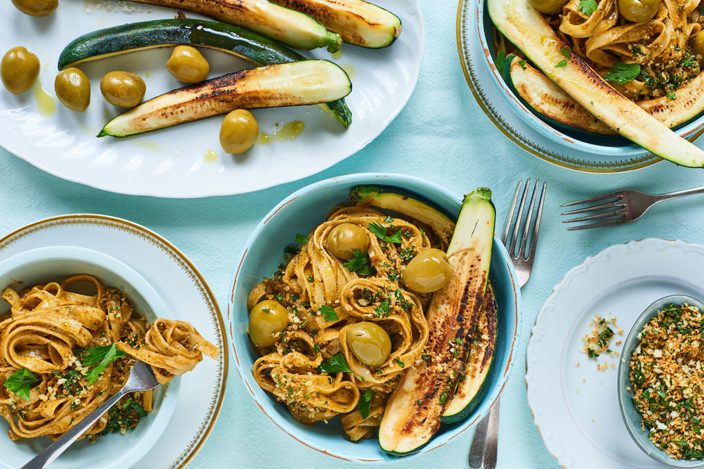 Pasta mit Tomaten-Dattel-Sauce und Knusper-Bröseln