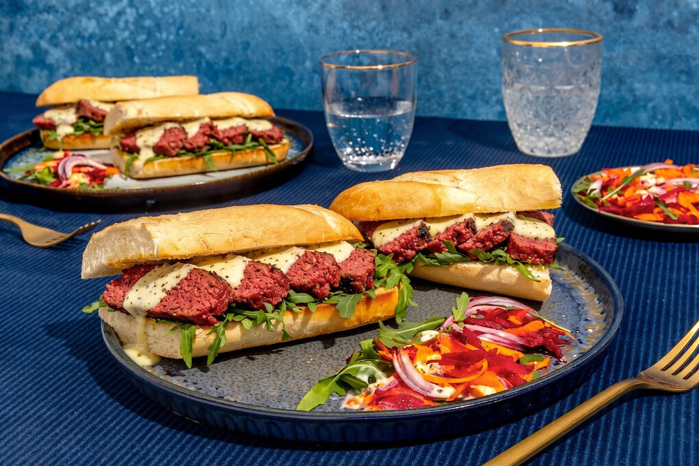 Vegetarisches „Steak“-Sandwich mit Rucola, Käsesauce und Chioggia-Bete-Salat