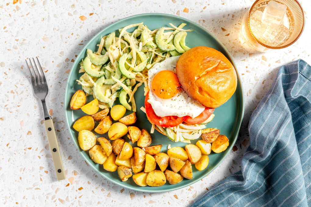 Eiersandwich mit Miso-Coleslaw an Röstkartoffeln mit Sesamöl