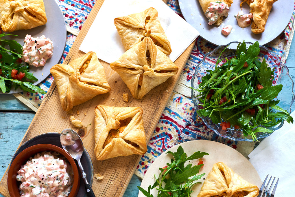 Süßkartoffel-Empanadas mit Tomaten-Quark und Rucola
