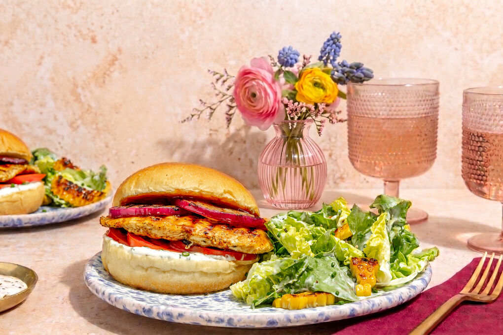Burger mit saftigem Bio-Hähnchen dazu Salat mit gegrilltem Mais