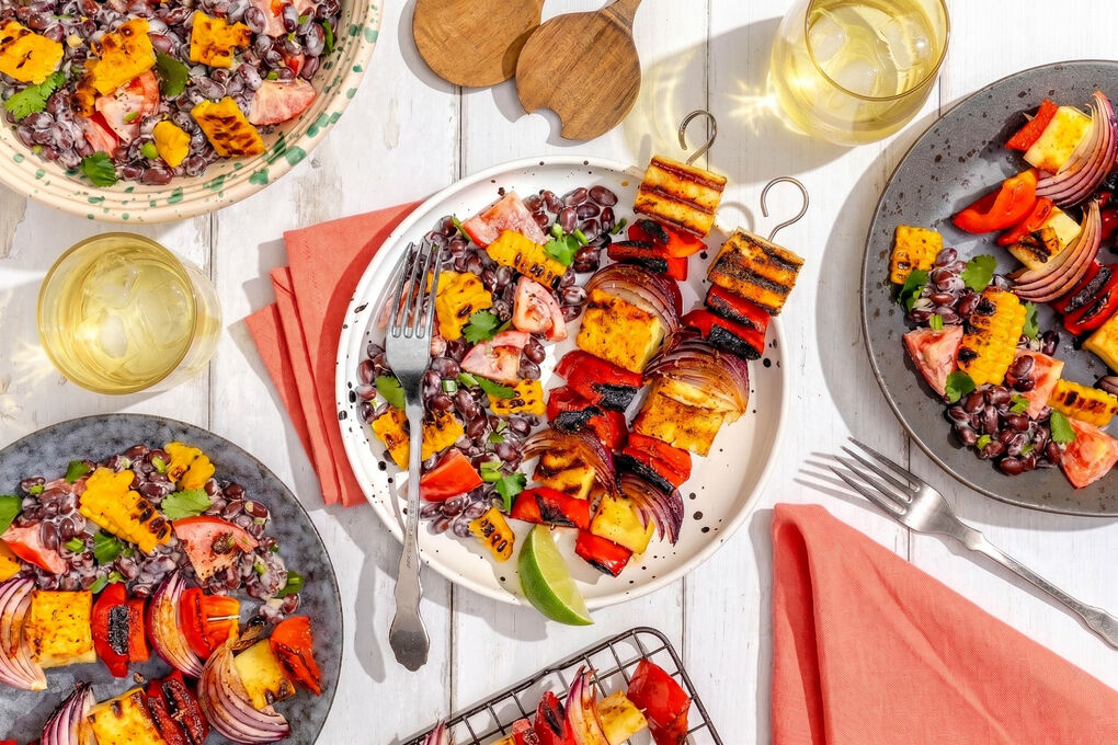 Cajun-Paneerspieße mit gegrilltem Mais und pikantem Bohnensalat