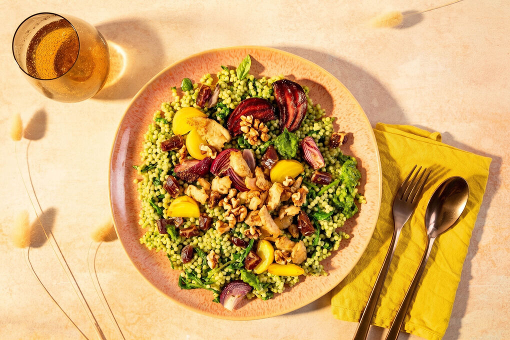 Veganes Hähnchen aus dem Ofen mit Perlencouscous, bunten Beten und Walnuss