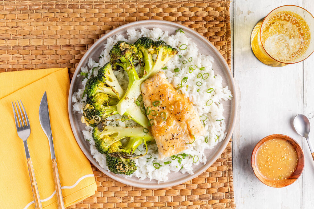 Seehechtfilet und Brokkoli aus dem Ofen mit Miso-Sesam-Sauce auf Jasminreis
