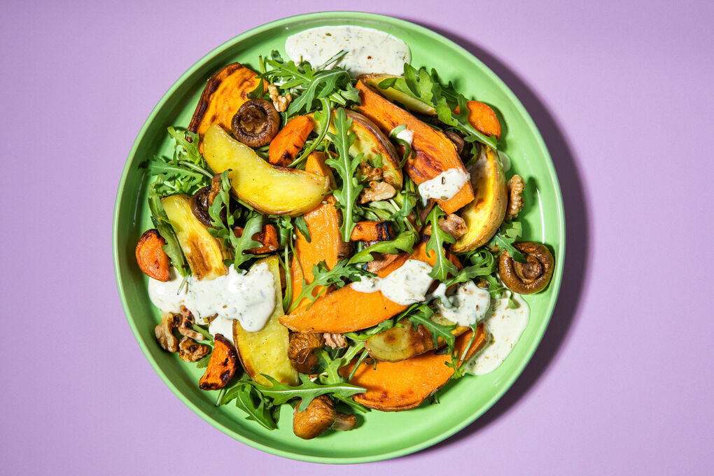 Warmer Röstgemüsesalat mit Walnüssen und cremigem Dip