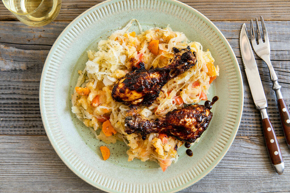 Würzig-süße Hähnchendrumsticks auf Kartoffel-Sauerkraut-Stampf