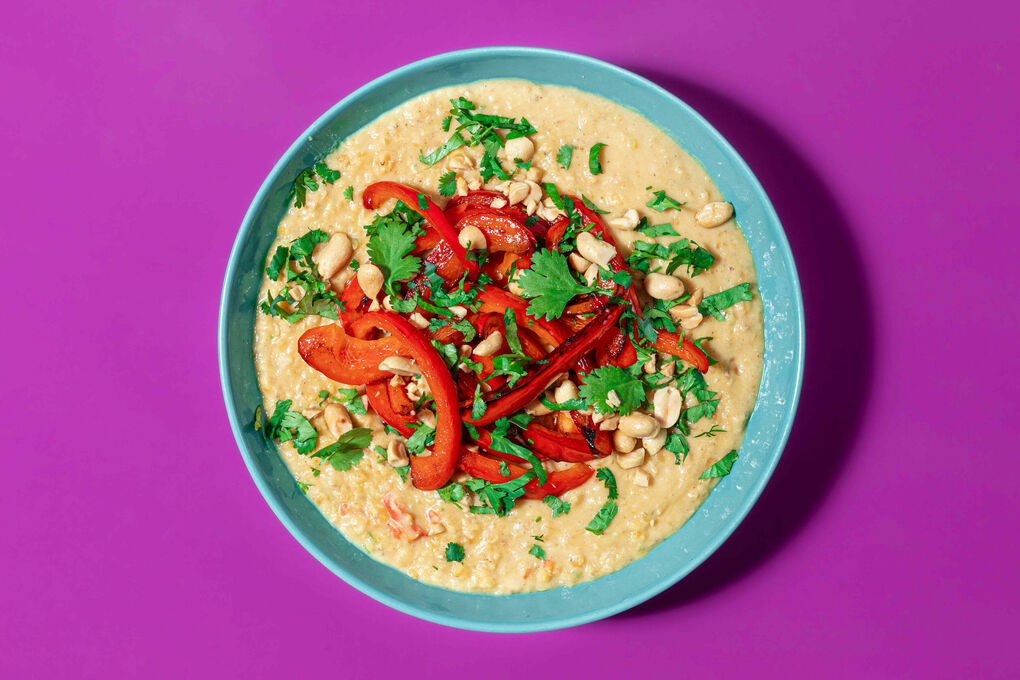 Rote Linsen in Erdnuss-Kokos-Sauce mit gebratener Paprika und Koriander