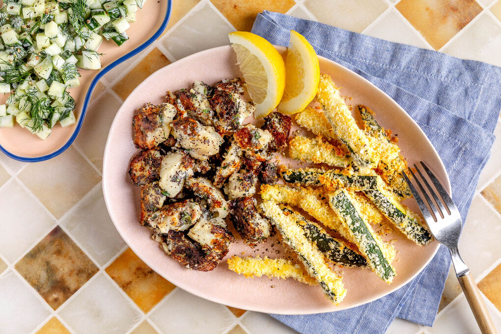 Alaska-Seelachs im Zitronen-Mohn-Mantel mit Zucchinipommes & Gurkensalat mit Dillmayo