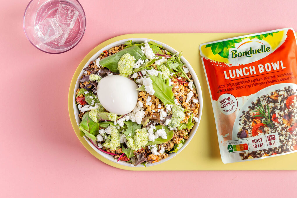 Bulgur-Linsen-Salat mit Ei und cremigem Feta-Kräuter-Dressing
