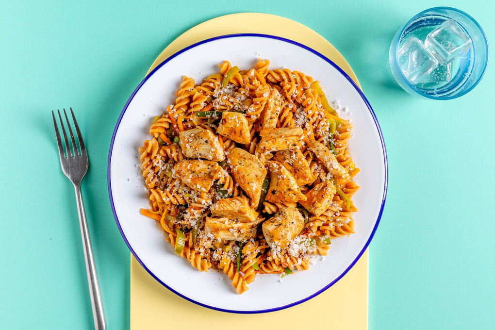 Pasta mit Hähnchen und Gemüse in aromatischem Tomaten-Oliven-Pesto