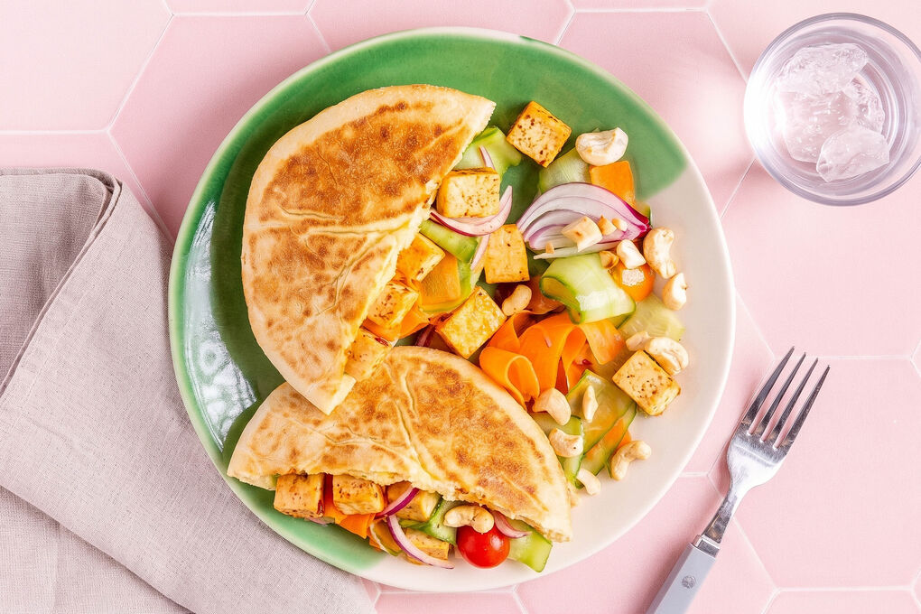 Bazlama-Sandwich mit Tandoori-Tofu und frischem Gemüsesalat