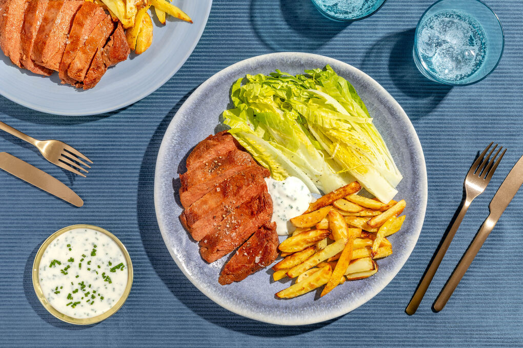 Vegetarisches Steak frites mit Schnittlauchjoghurt und Salat