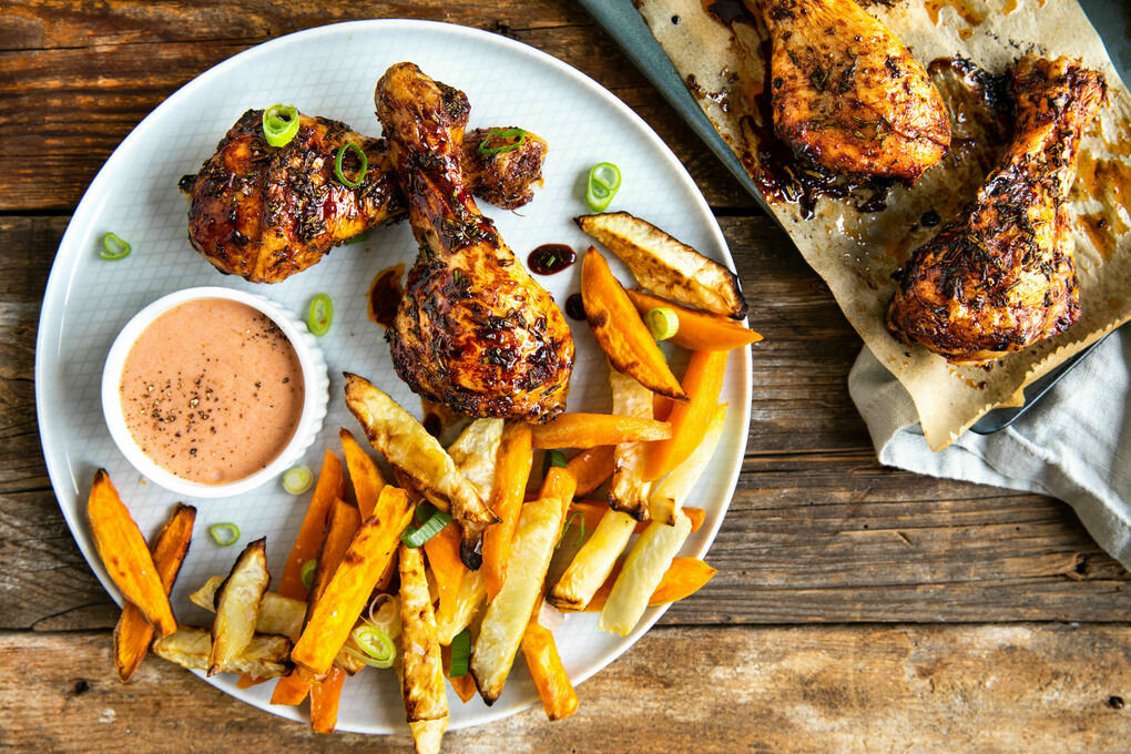 Drumsticks mit Ketjap-Manis-Würze dazu gebackene Gemüsepommes und Dip