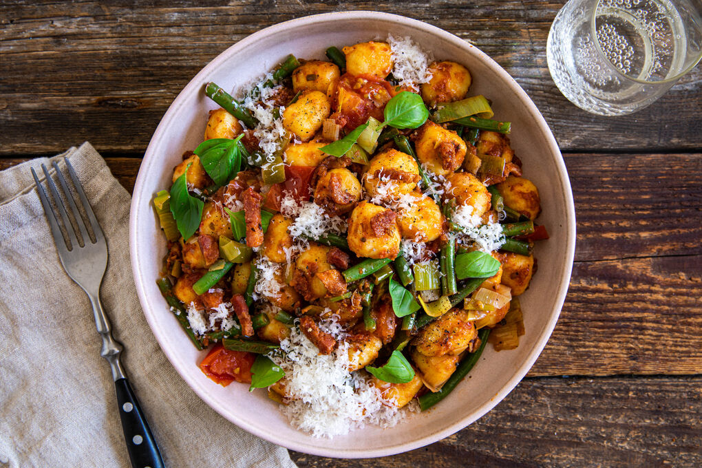 Gnocchi mit Speck und Bohnen in fruchtigem Tomaten-Oliven-Pesto