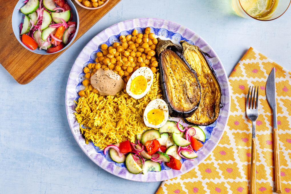 Gebackene Auberginen und wachsweiches Ei mit Gewürzreis, Kichererbsen und Pickles