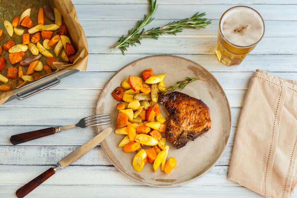 Schweinekotelett mit herbstlichem Kürbis-Karotten Ofengemü
