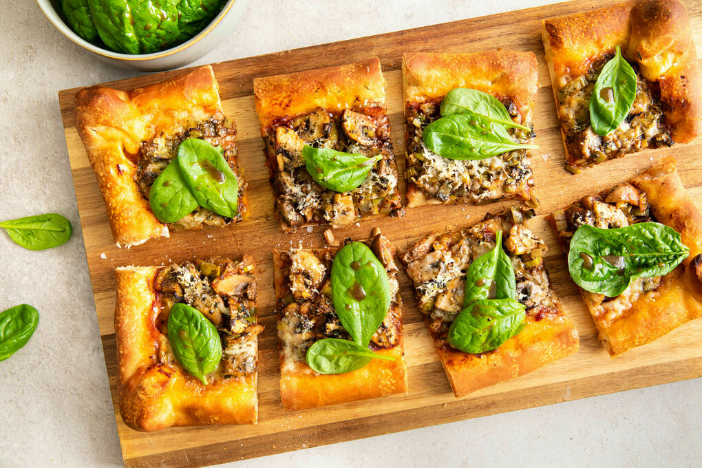 Champignonpizza mit Käserand mit Babyspinat und Zwiebelrelish