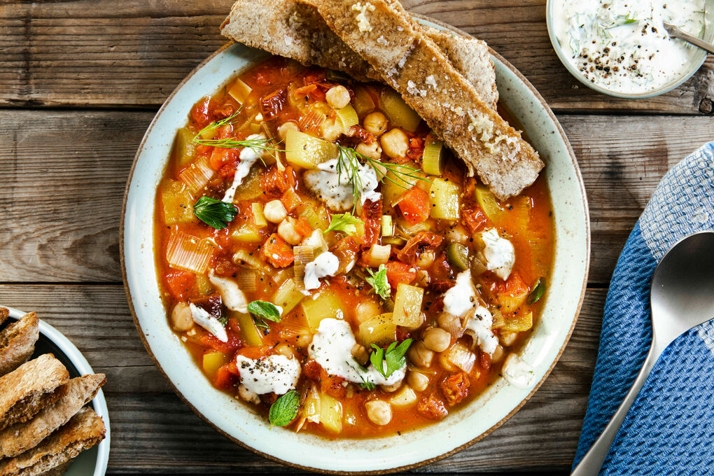 Paprika-Kichererbsen-Eintopf mit Kräuterjoghurt und Pita-Crostini