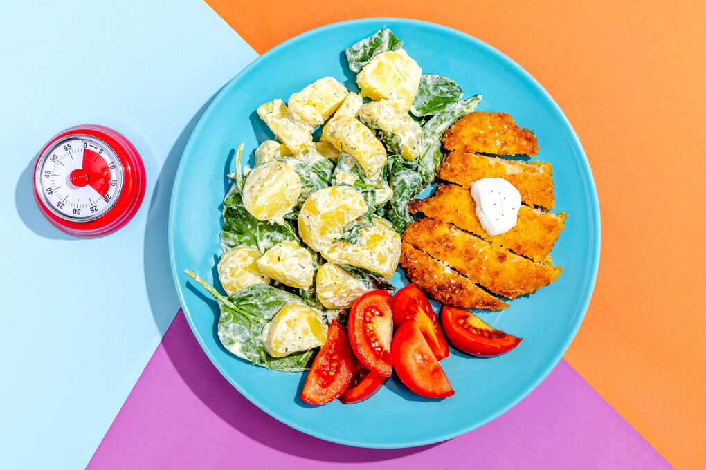 Veggie-Schnitzel mit Kartoffelsalat mit Spinat und Tomaten