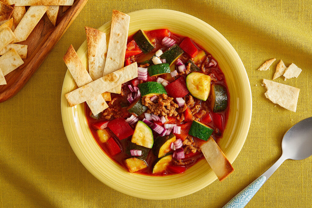 Mexikanische Hackfleisch-Gemüse-Suppe mit Zwiebeln und knusprigen Tortillasticks