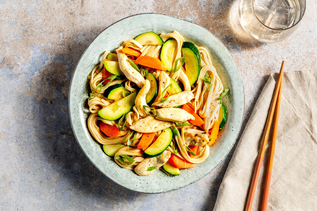 Kalte Udon-Nudeln mit Hähnchen an Gemüse und Sesam-Soja-Sauce