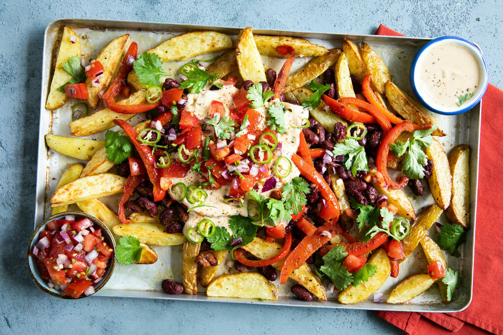 Mexikanische „Loaded Fries“ mit veganem Cashewdip und Tomatensalsa