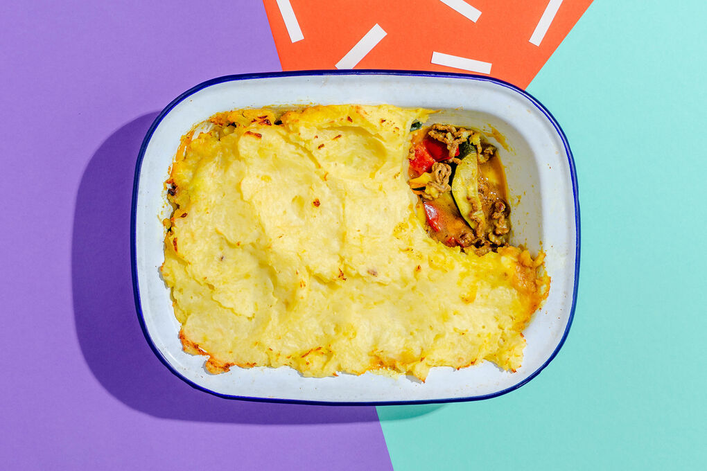 „Shepherd’s Pie“-Auflauf mit Zucchini, Rosinen und Tomaten