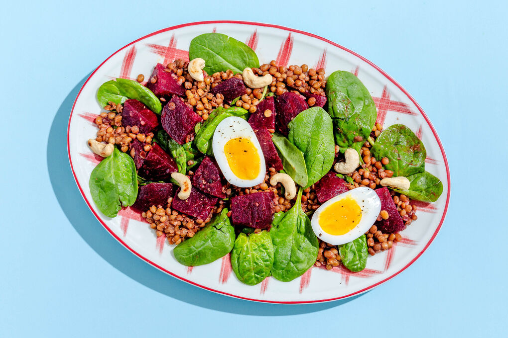Linsensalat mit gekochtem Ei dazu Spinat, Rote Bete und Cashewkerne