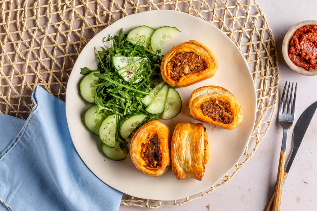 Blätterteig mit herzhaftem Schweinehack mit Tomaten-Oliven-Pesto und Salat