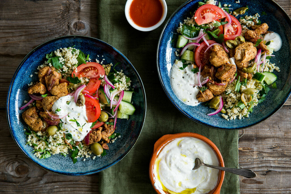 Schawarma-Hähnchen auf Bulgur mit Joghurt und Oliven