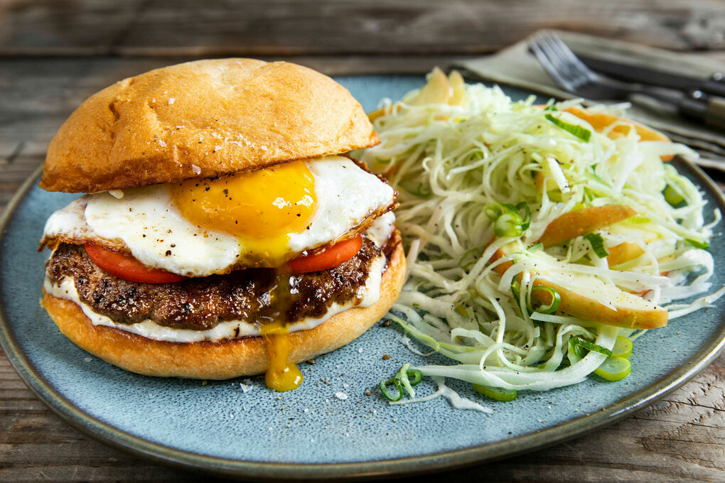 Burger mit gemischtem Hack und Ei dazu Aioli und Coleslaw mit Apfel