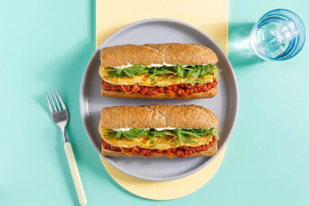 Frittata-Baguette mit Rucola und Tomaten-Oliven-Pesto