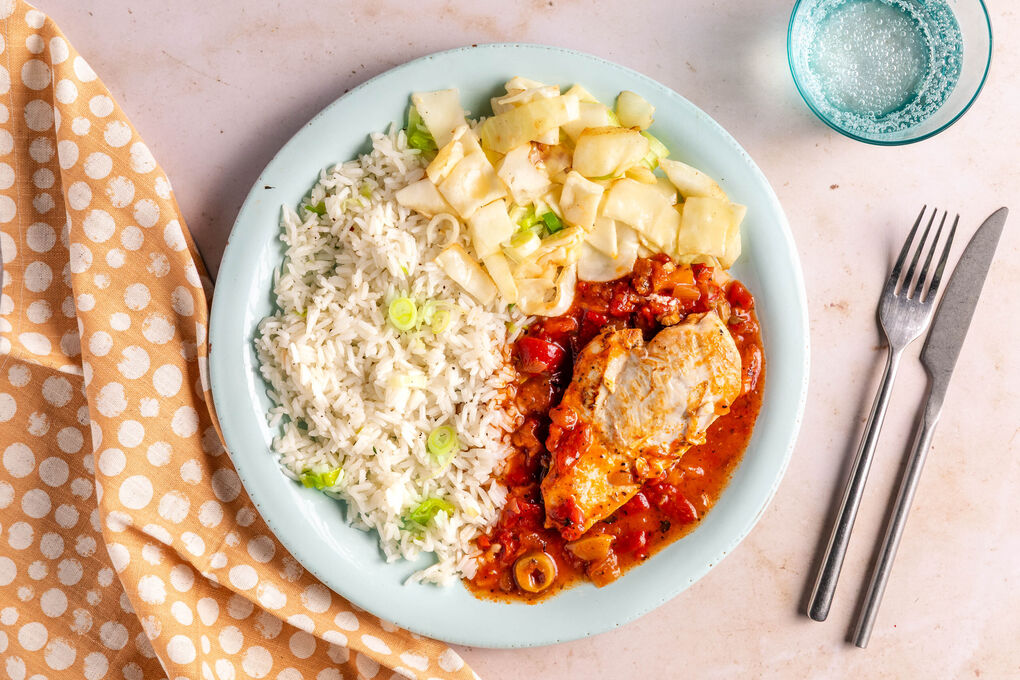 Hähnchenbrust in Auberginen-Oliven-Sauce mit Weißkohl und Lauchzwiebelreis