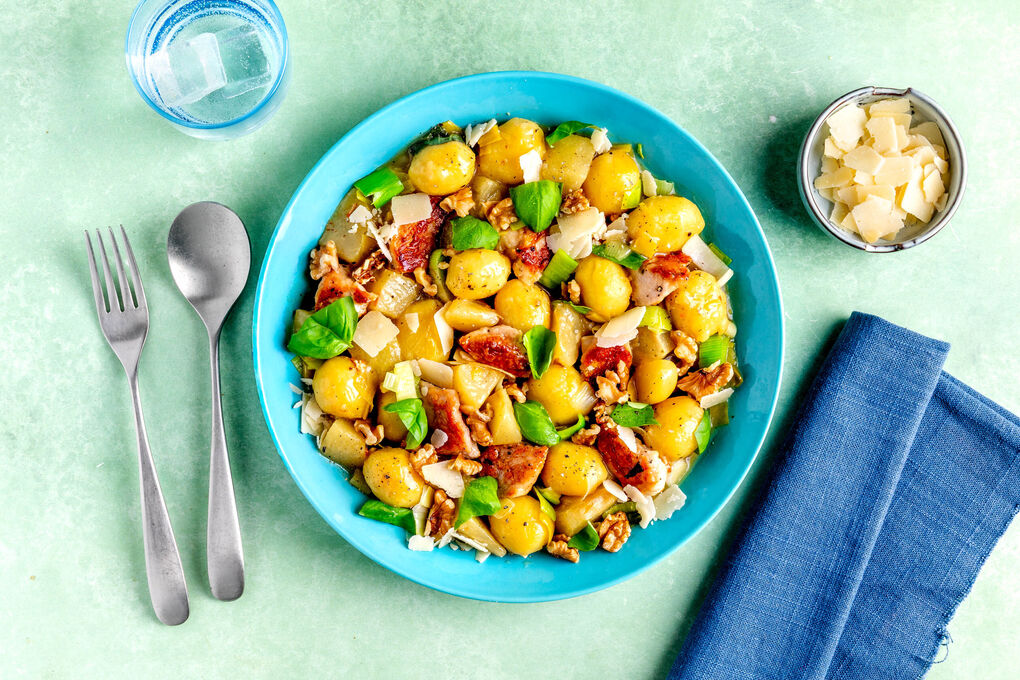 Käse-Gnocchi mit Hähnchen und fruchtiger Birne-Lauch-Sauce mit Walnuss
