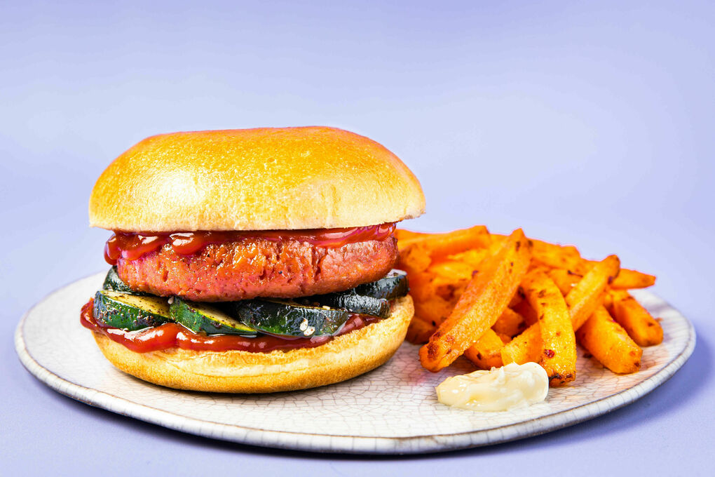 Veganer „Beef“-Burger mit Karotten und gerösteter Zucchini