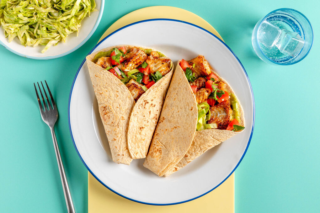 Fisch-Tacos mit Guacamole dazu Tomatensalsa und Coleslaw