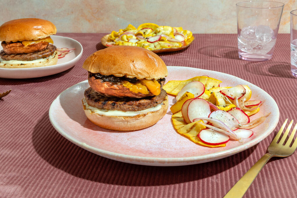 Rindfleischburger mit Cheddar-Portobellos dazu gegrillter Zucchini-Radieschen-Salat