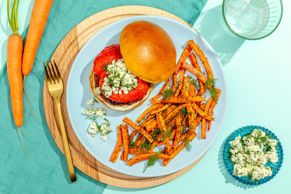 Griechischer Veggie-Burger mit Feta dazu Karottenpommes mit Dill