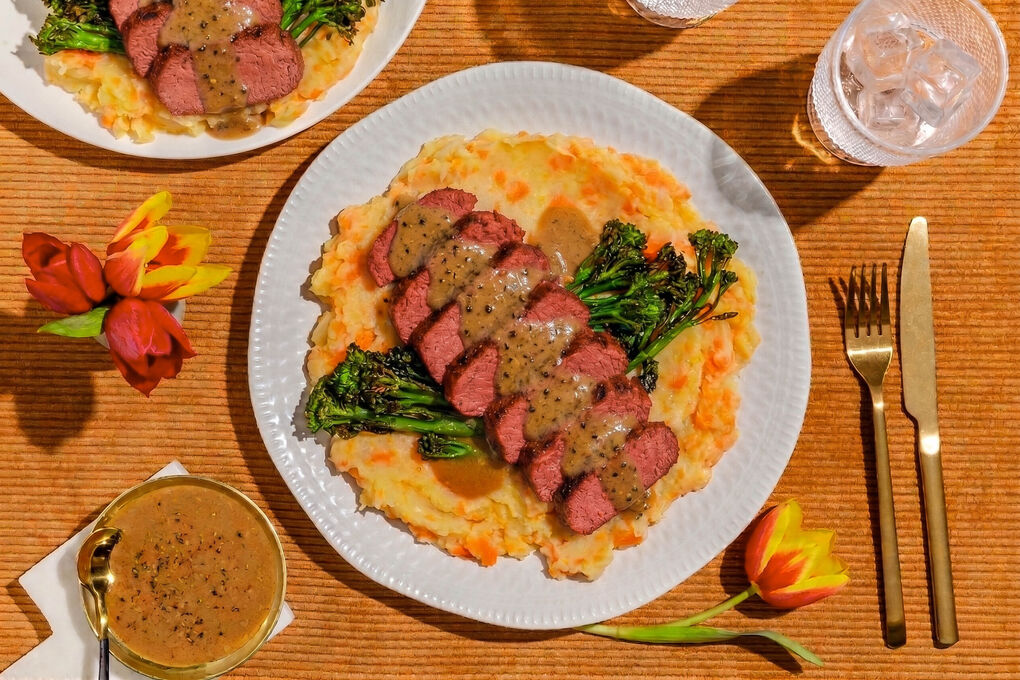„Planted“-Steak mit Brokkolini mit Satay-Erdnusssauce auf Hutspot