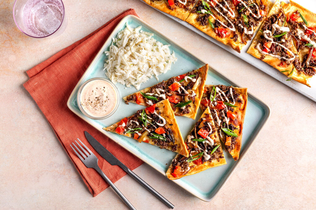 Flammkuchen mit Schawarma-Hack und frischem Knollensellerie-Topping