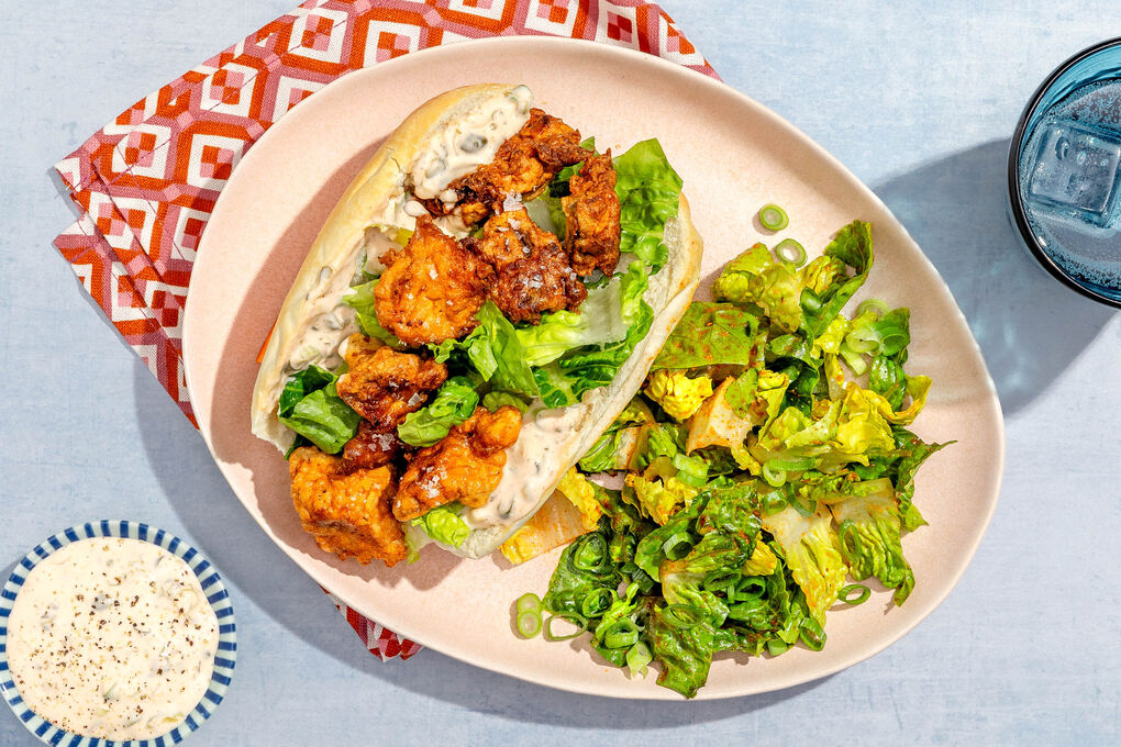 Po’boy mit knusprigen Cajun-Pilzen mit Kapern-Remoulade und Salat