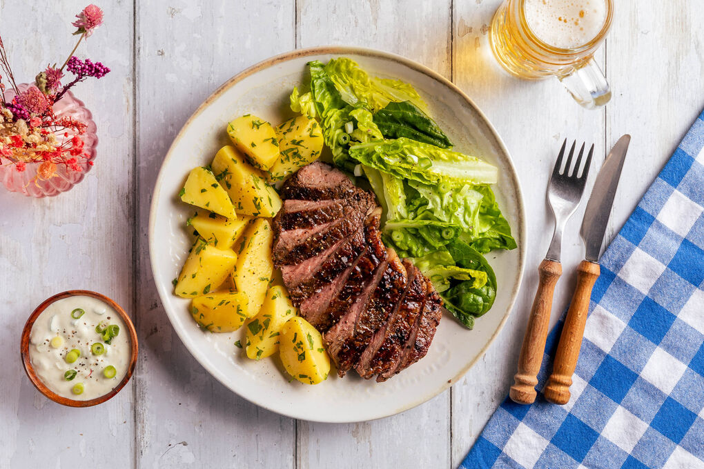 Klassisches Bio-Rinderhüftsteak mit Petersilienkartoffeln, Dip und Salat