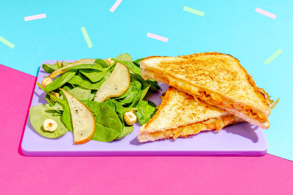 Gegrilltes Käsesandwich mit Schmorzwiebeln dazu Spinatsalat mit Haselnüssen und Birne